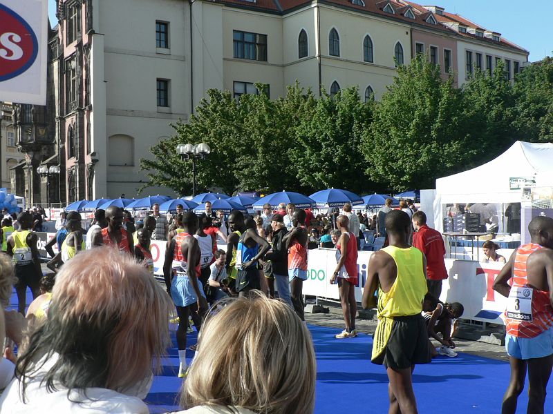 Maraton09 027.jpg - A zde černí šampioni.